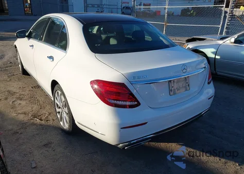 2018 Mercedes-Benz E 300 4Matic z USA, uszkodzony, nr VIN WDDZF4KB4JA354178